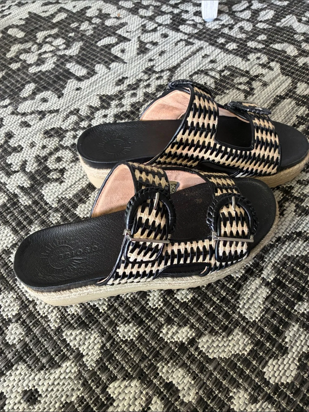 Brioso Women’s Woven Black and Natural Slide Sandals Size 9